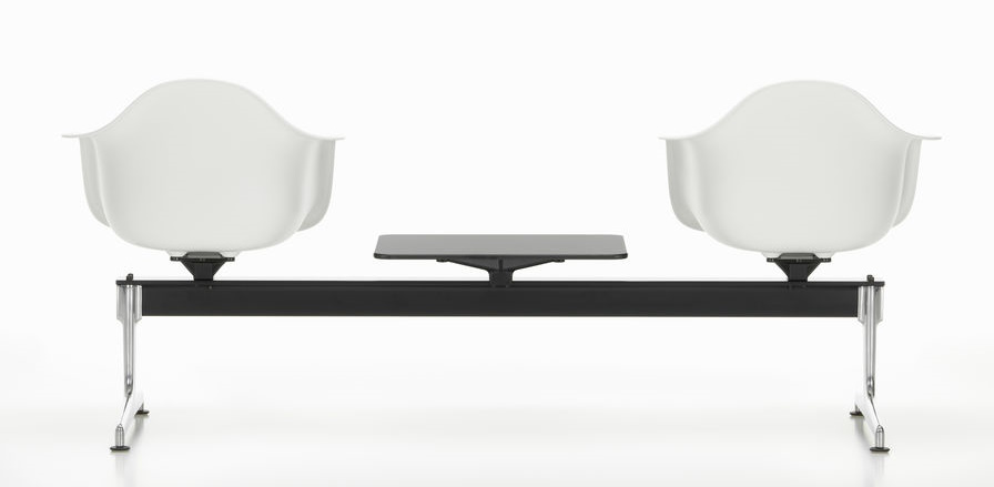 Eames Plastic Armchair RE auf Traverse Vitra, weiße Sitzschalen auf schwarzem Gestell mit Tisch.