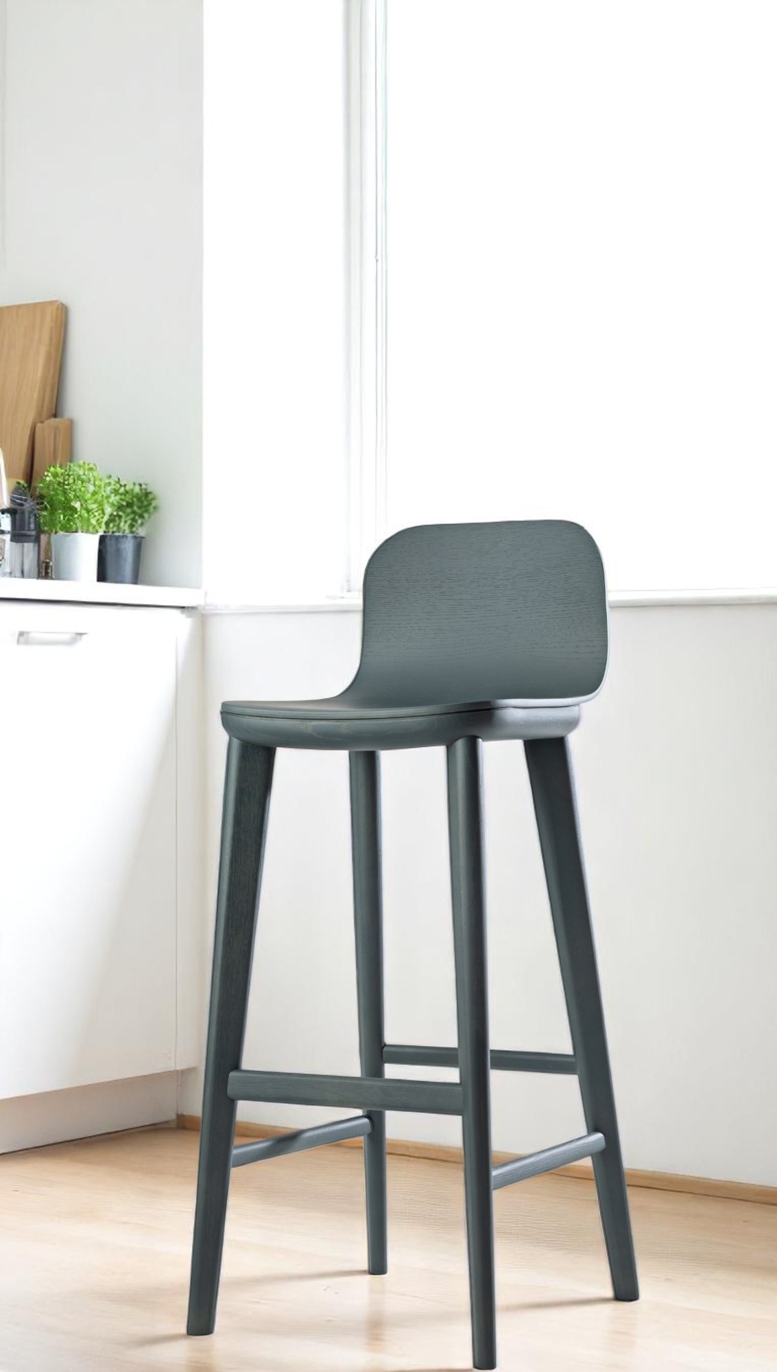 Aeon Barstool Barhocker von Zeitraum, grauer Holz-Hocker mit Rückenlehne in moderner Küche.