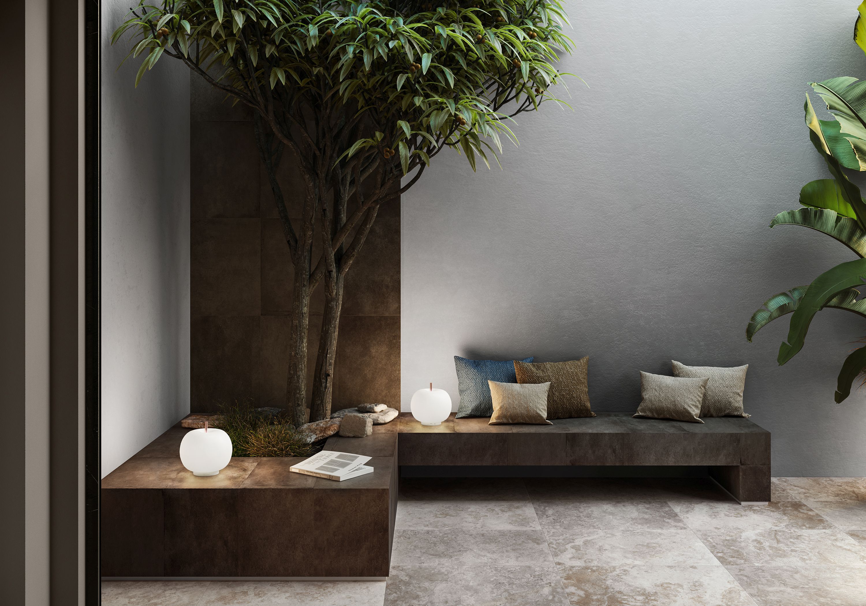 Kushi Tischleuchte: Moderne, mobile Lampe mit Messingdetails, platziert in stilvollem, natürlichem Ambiente.
