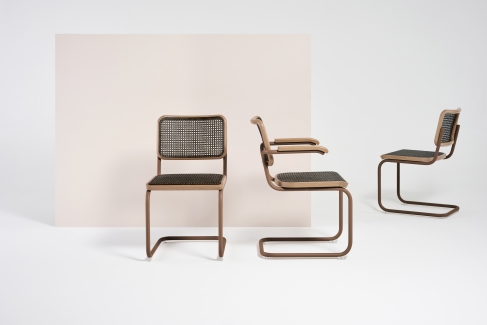 Drei Thonet S 64 V Freischwinger Stühle aus Stahlrohr mit Wiener Geflecht auf weißem Hintergrund.
