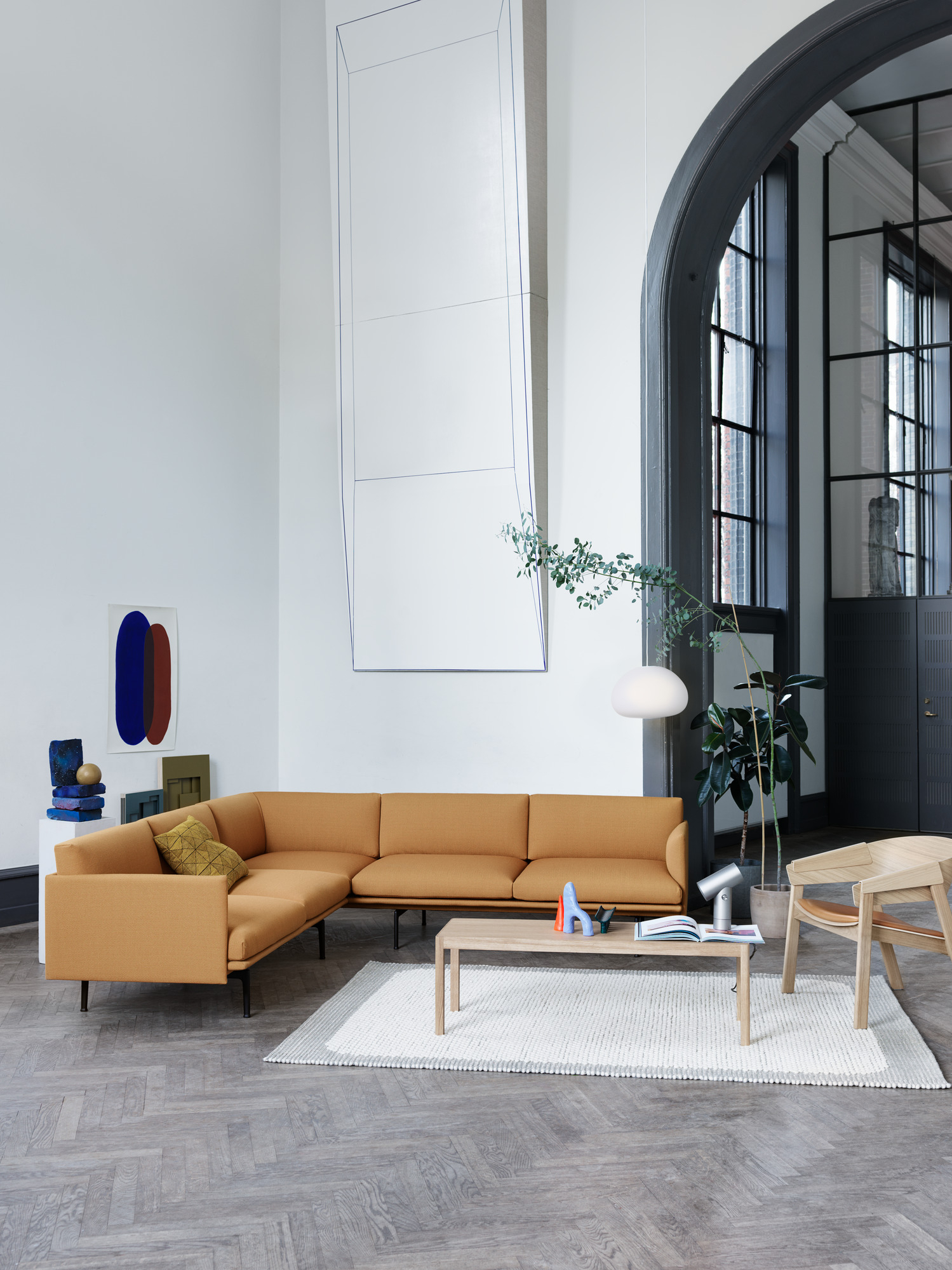 Heller Wohnraum mit orangefarbener Eckcouch, Muuto Workshop Coffee Table Couchtisch aus Holz und modernem Design.