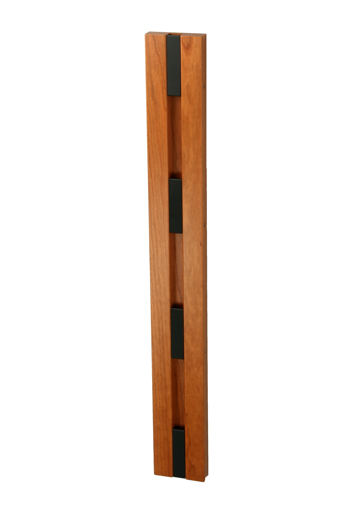 Knax Wandgarderobe mit vier schwarzen Haken an einer vertikalen Holzleiste. Moderne Garderobenlösung.