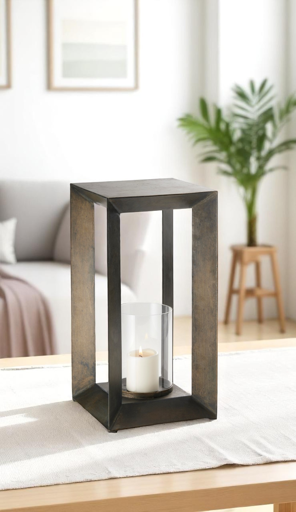 Estate Windlicht von Philippi, quadratische Laterne aus dunklem Metall mit Glaszylinder und Kerze.