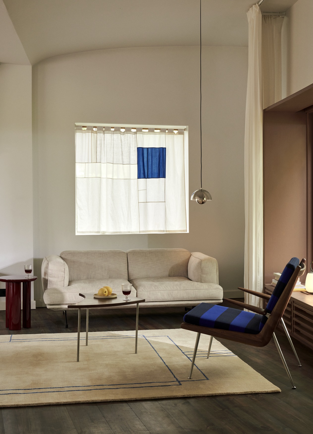 AndTradition Cruise Teppich AP11 in Beige mit blauen Akzenten im modernen Wohnzimmer.