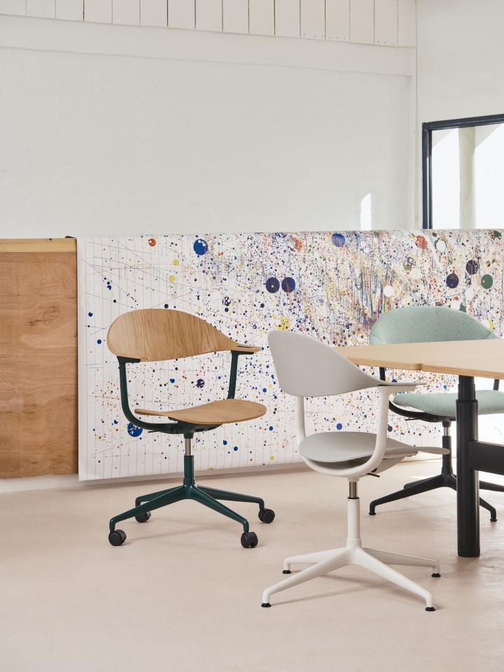Mynt Bürodrehstuhl von Vitra mit Holzschale und farbigem Untergestell, ergonomischer Bürostuhl für modernes Arbeiten.