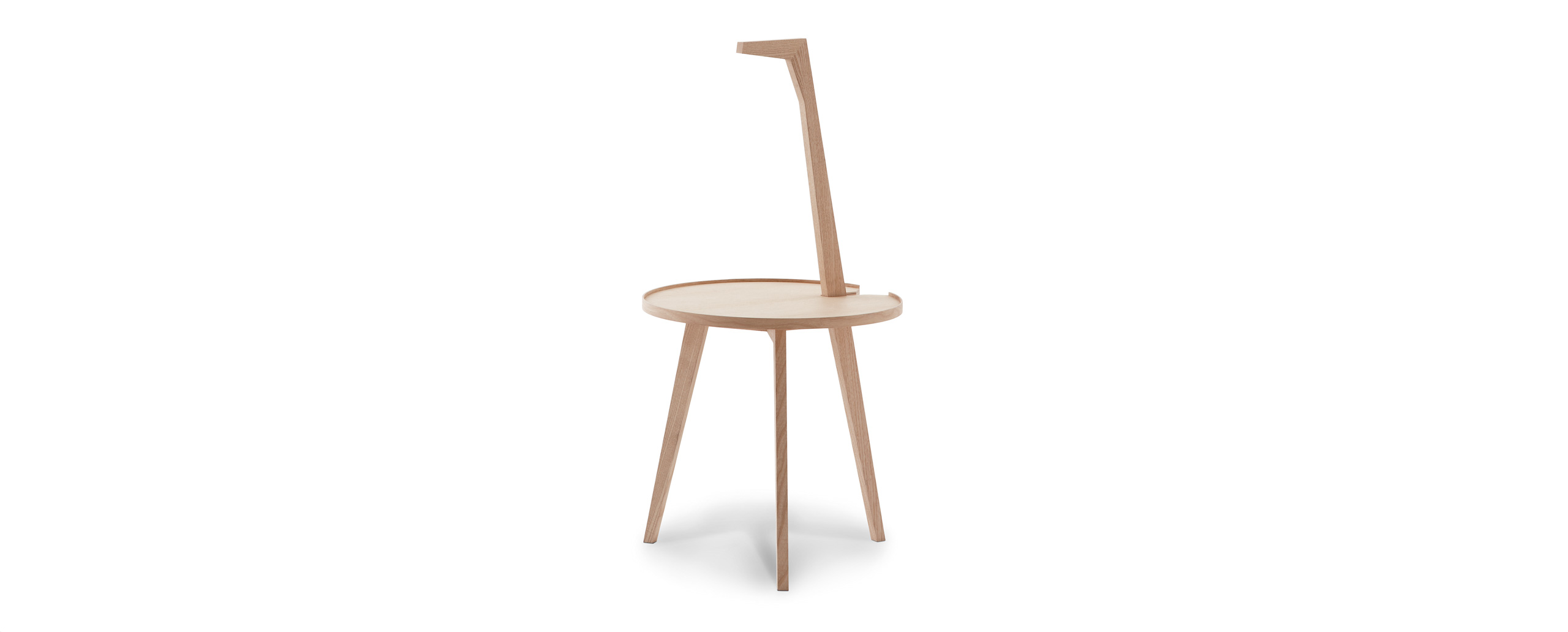 Cicognino Beistelltisch von Cassina aus hellem Holz mit drei Beinen und Griff.