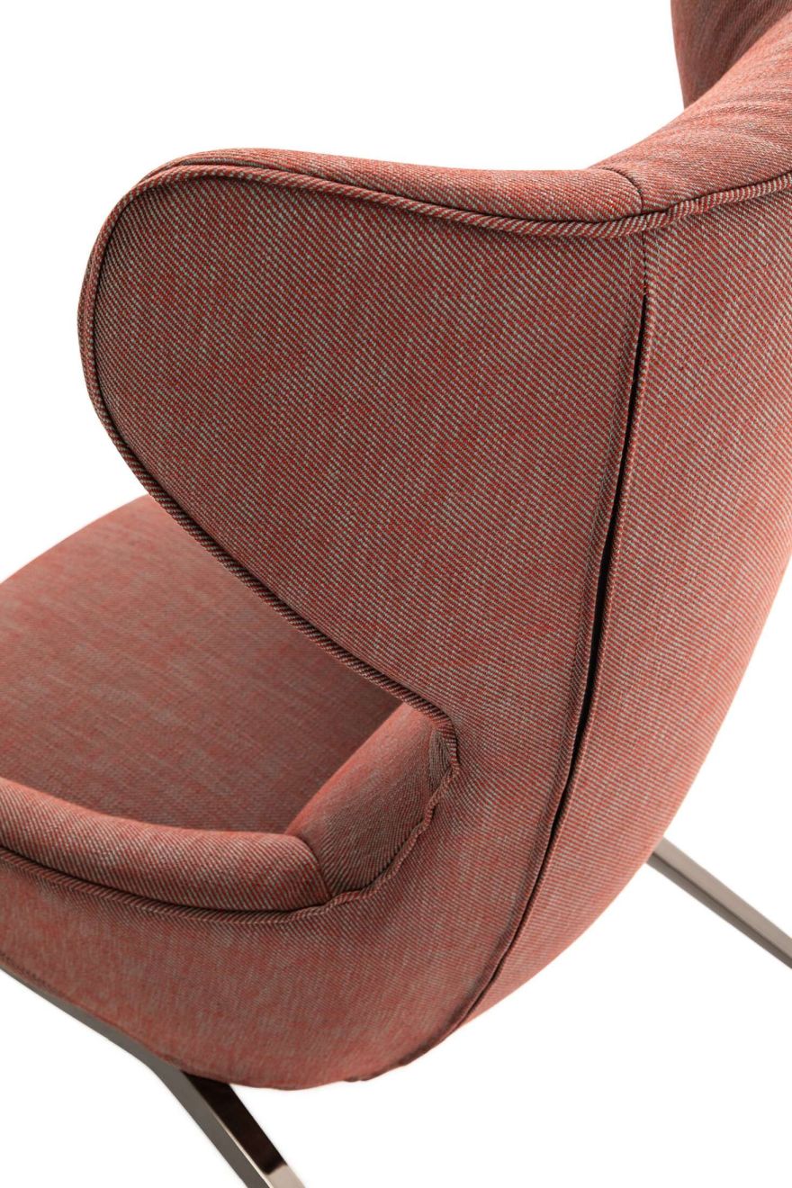 Detailaufnahme des Cassina 395 P22 Sessels in Rotbraun, moderner Design-Sessel mit Stoffbezug und Metallfuß.