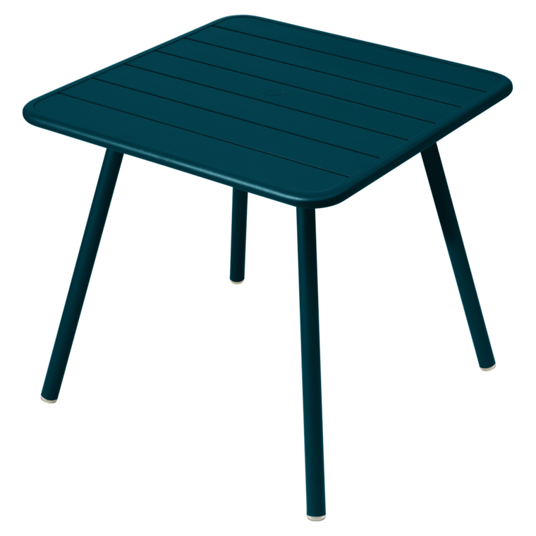 Blauer Luxembourg Outdoor Tisch von Fermob mit Vierfußgestell, ideal für Garten und Terrasse.
