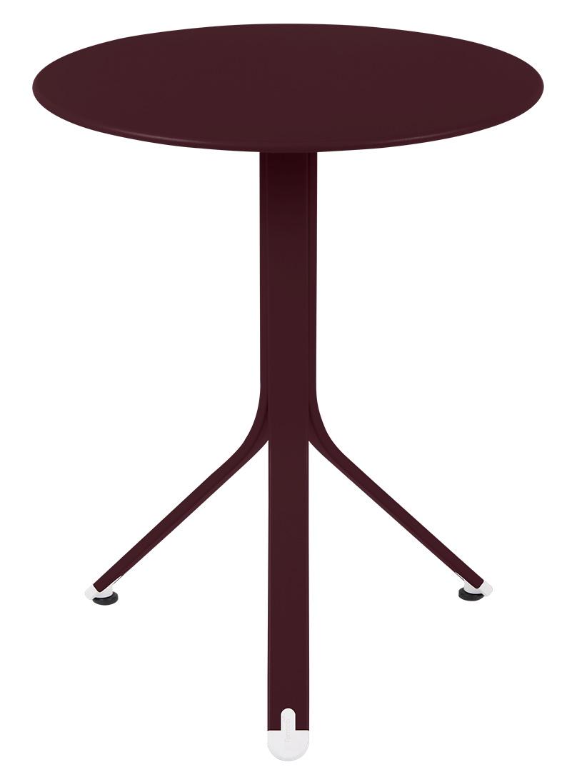 Nahaufnahme des Fermob Rest'O Table Outdoor Tischs in Pflaume, runder Tisch mit filigranem Dreibein-Gestell.