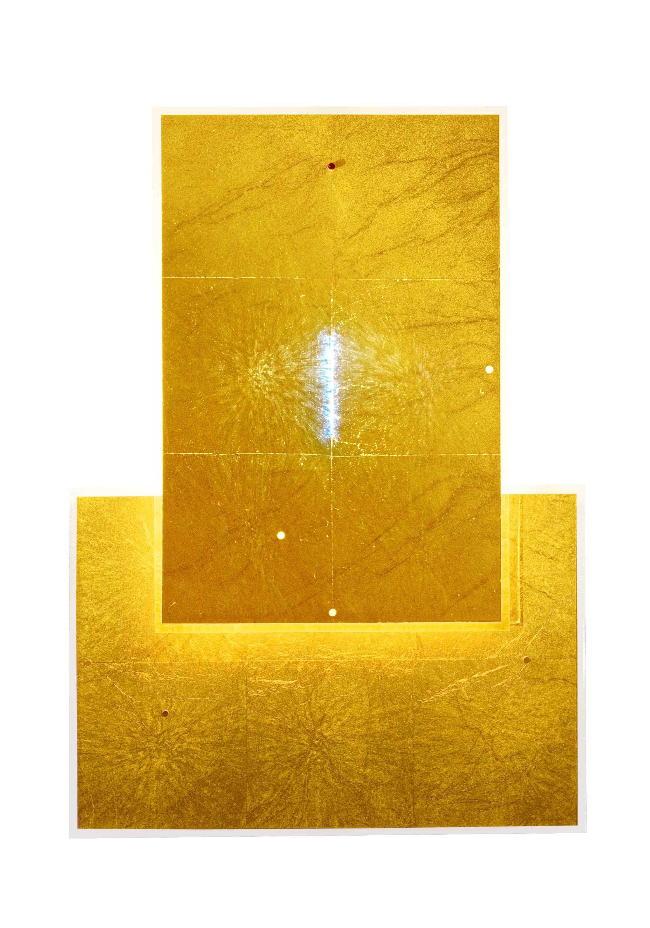 24 Karat Blau Wandleuchte von Ingo Maurer: Goldene, rechteckige Wandlampe mit bläulichem Lichtreflex.