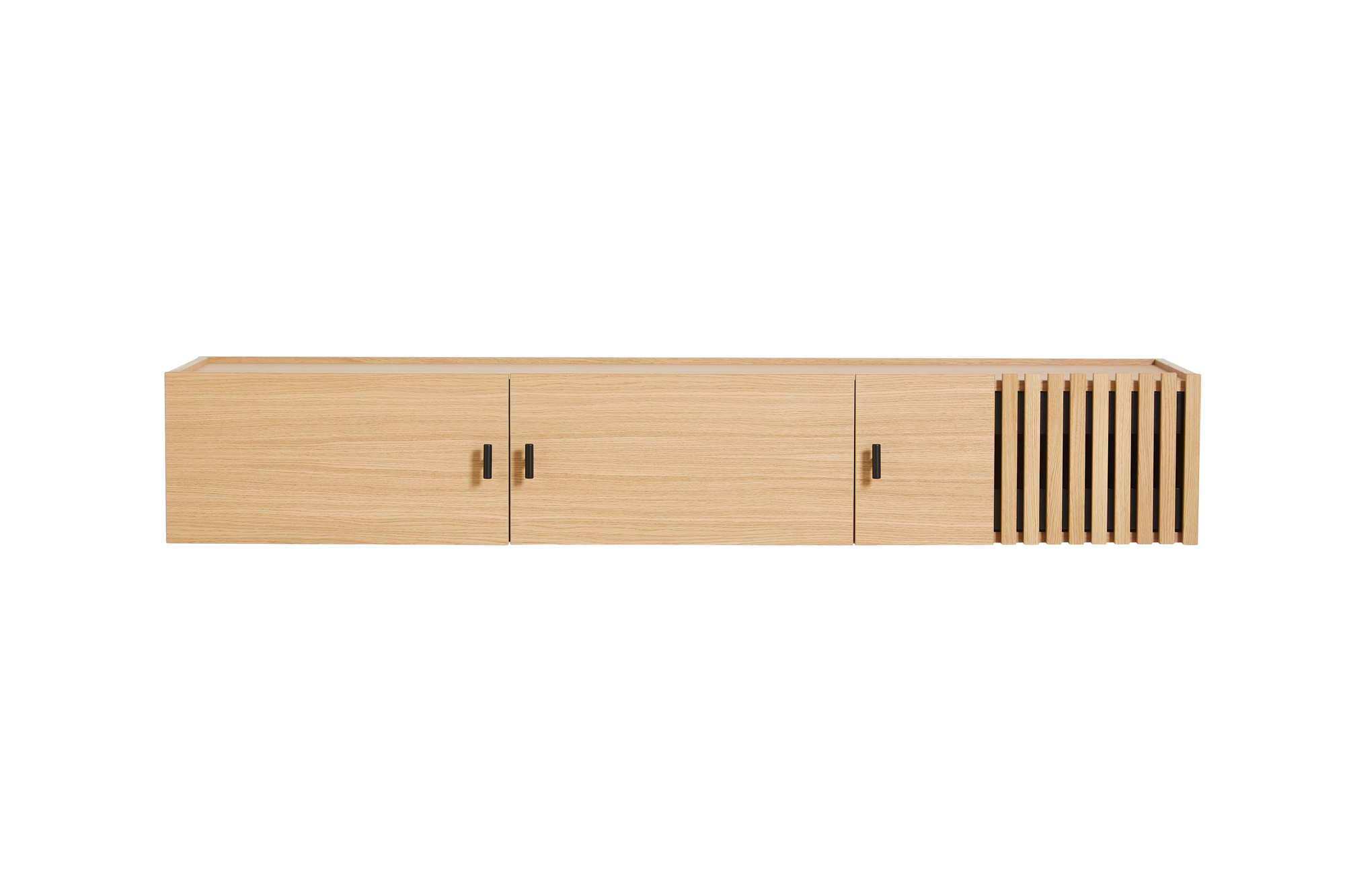 Woud Array Sideboard, wandmontiert, aus hellem Holz mit drei Türen und Lamellen-Detail.