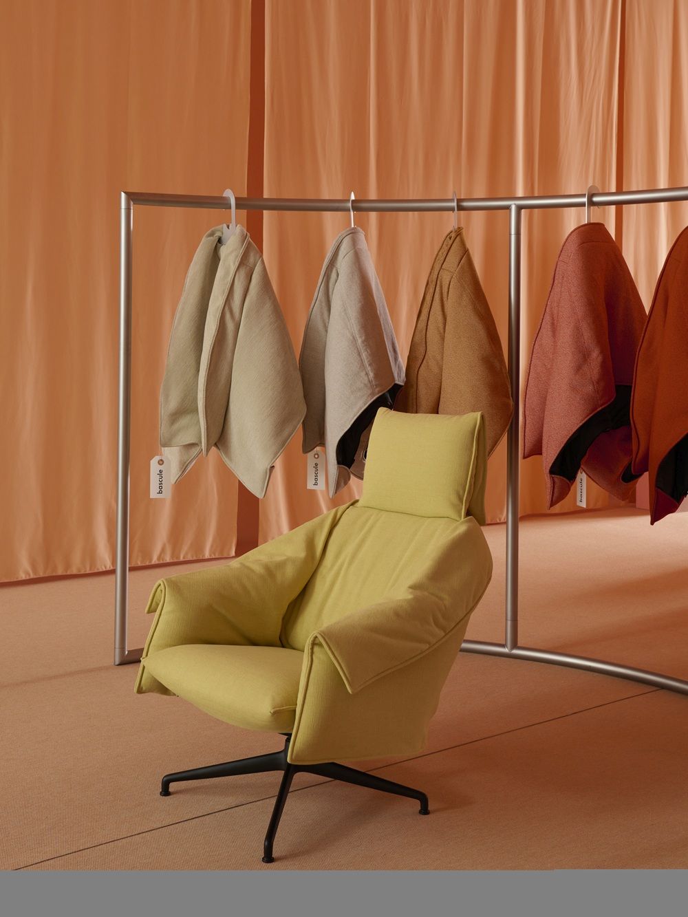 Bascule Fauteuil met hoge rugleuning en voetenbank Vitra