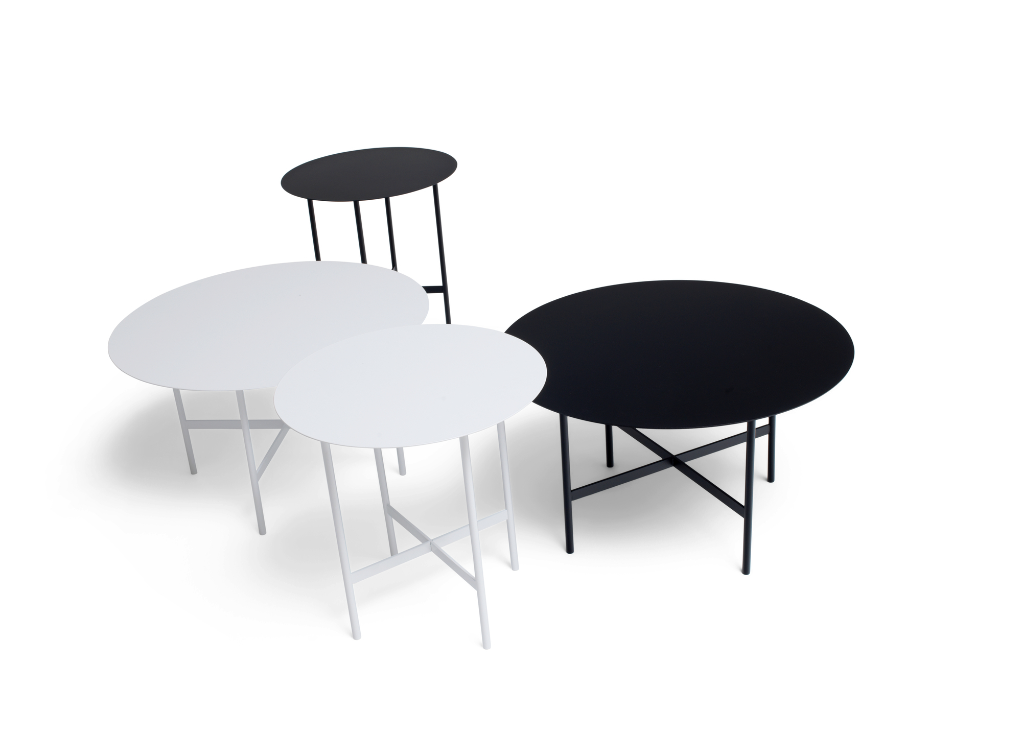 BETA Couchtisch und Beistelltische von Müller Möbelfabrikation in Schwarz und Weiß, runde Tischplatten.
