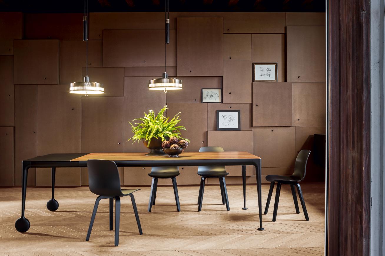 Big Will Table von Magis mit Rollenfüßen, Esstisch aus Holz und schwarzem Metall, mit Stühlen.