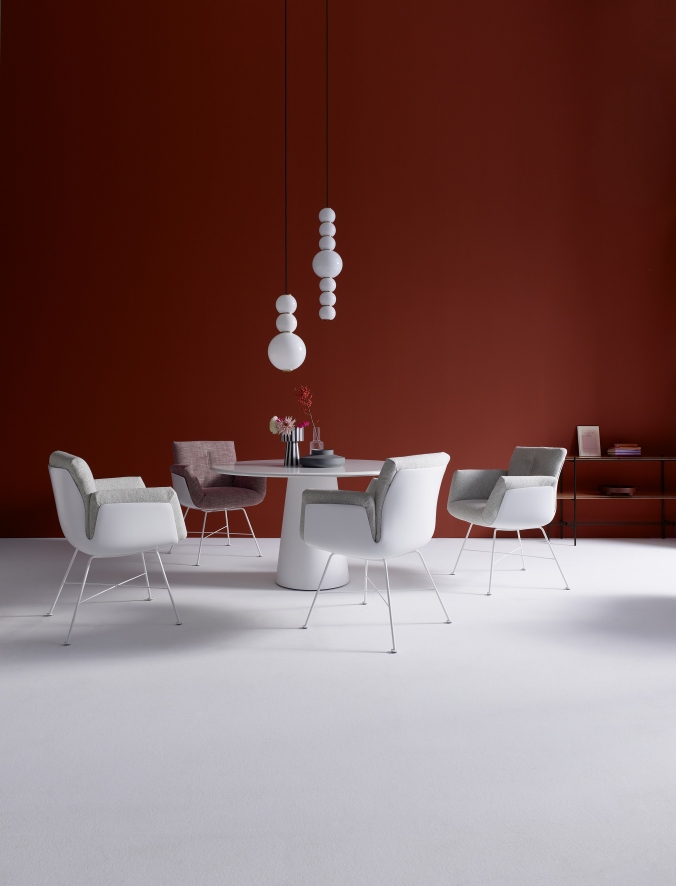 Esszimmer mit Alvo Armlehnstühlen von Cor, Drahtgestell, weißem Bezug und grauem Sitzpolster. Moderne Möbel für stilvolles Wohnen.