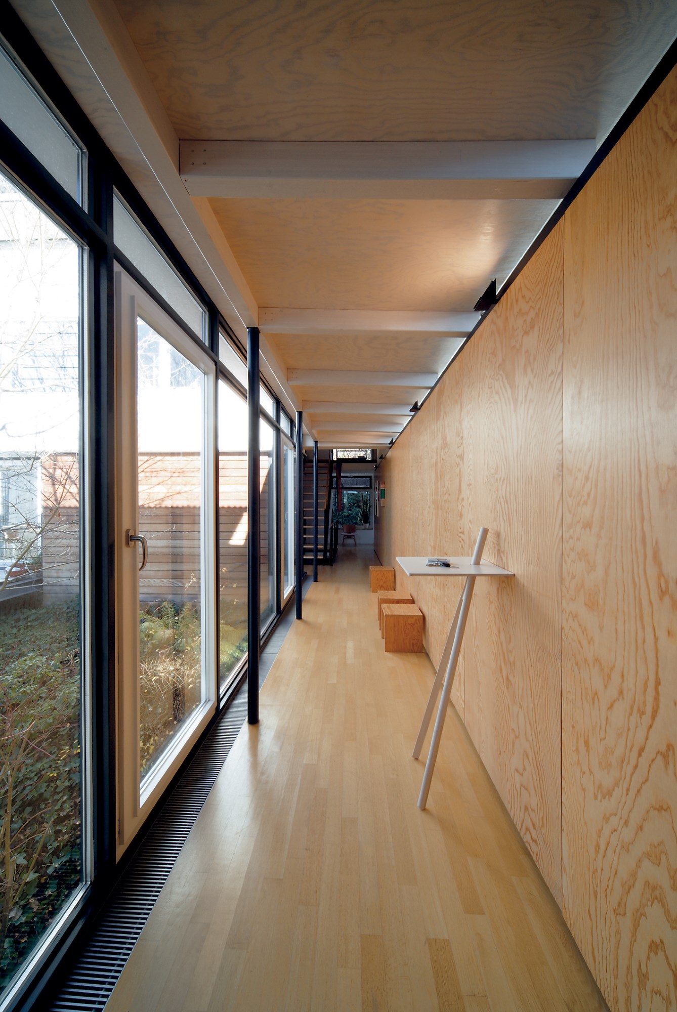 Der kleine Lehner Stehpult von Moormann, minimalistisches Design für modernes Arbeiten im Büro.