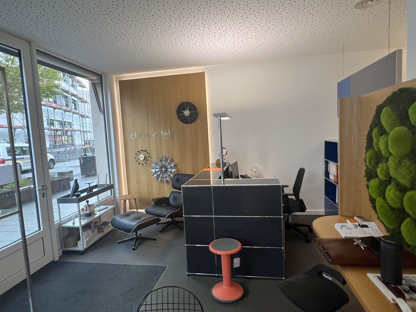 Ausstellungsstück: Gebrauchte USM Haller Theke in Anthrazit, modulare Büromöbel mit Designklassiker-Flair.