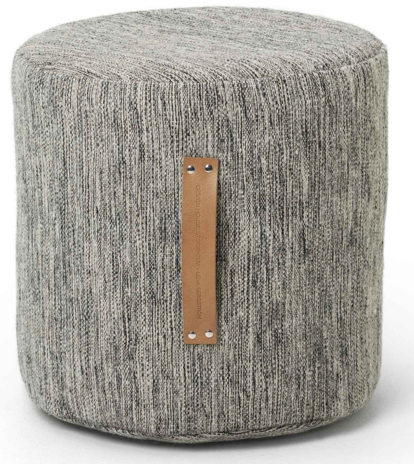 Dunkelgrauer Björk Hocker von Design House Stockholm, ein moderner Sitzhocker mit Lederdetails.