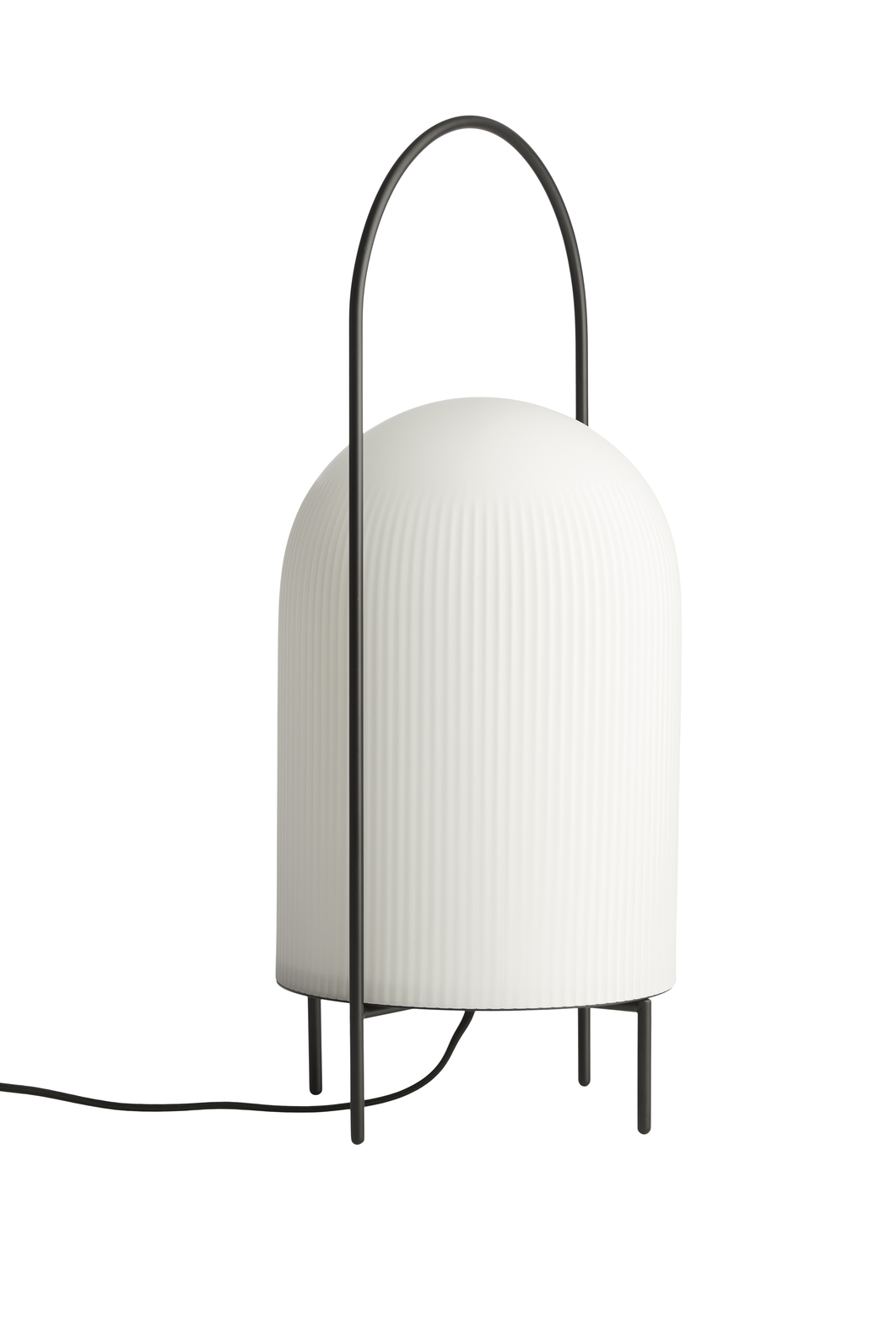 GHOST Stehleuchte von Woud: Weiße Lampe mit gerippter Oberfläche und schwarzem Metallgestell.
