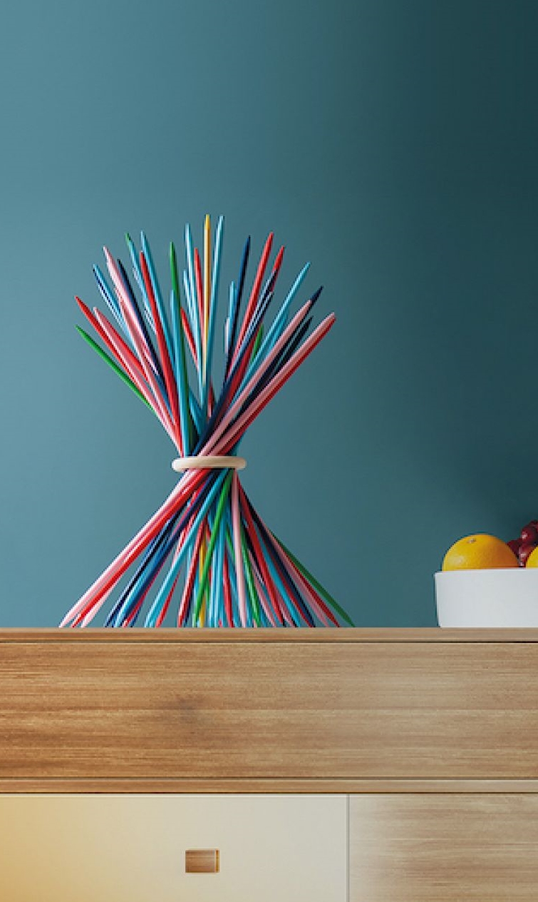 Nahaufnahme von Mikado-Stäben, bunt und gebündelt, ein klassisches Geschicklichkeitsspiel für Kinder und Erwachsene.