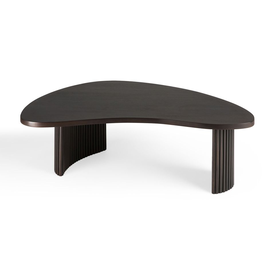 Boomerang Couchtisch aus Mahagoni von Ethnicraft, modernes Design mit geriffelten Beinen.