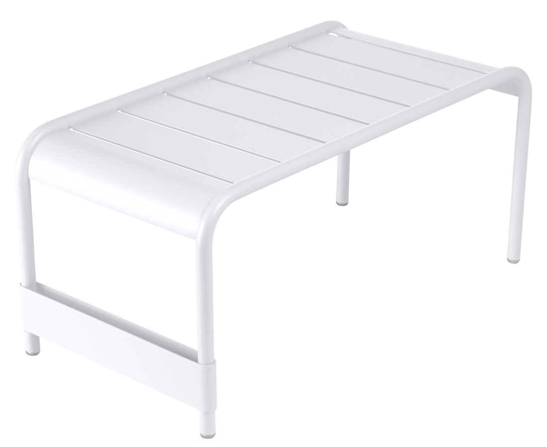 Weißer Luxembourg Outdoor Tisch von Fermob, ideal als niedriger Beistelltisch oder Bank für den Garten.
