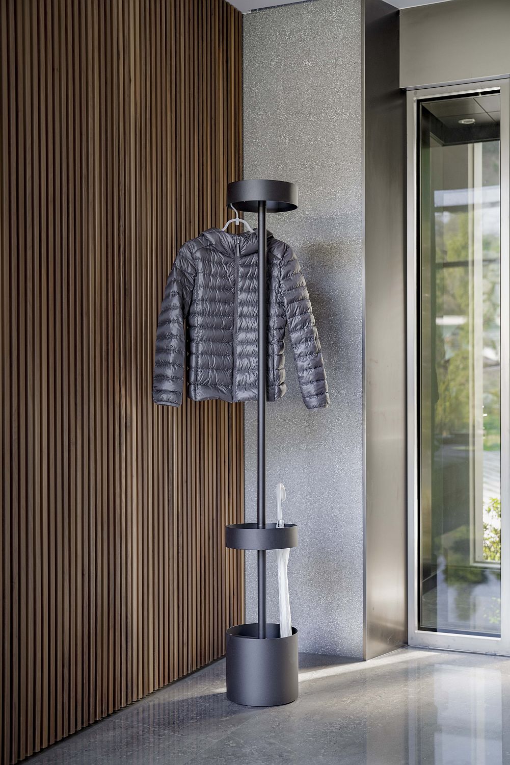 Oolo Garderobenständer Mox mit Jacke und Schirm, moderne Flurgarderobe aus Metall, freistehend.