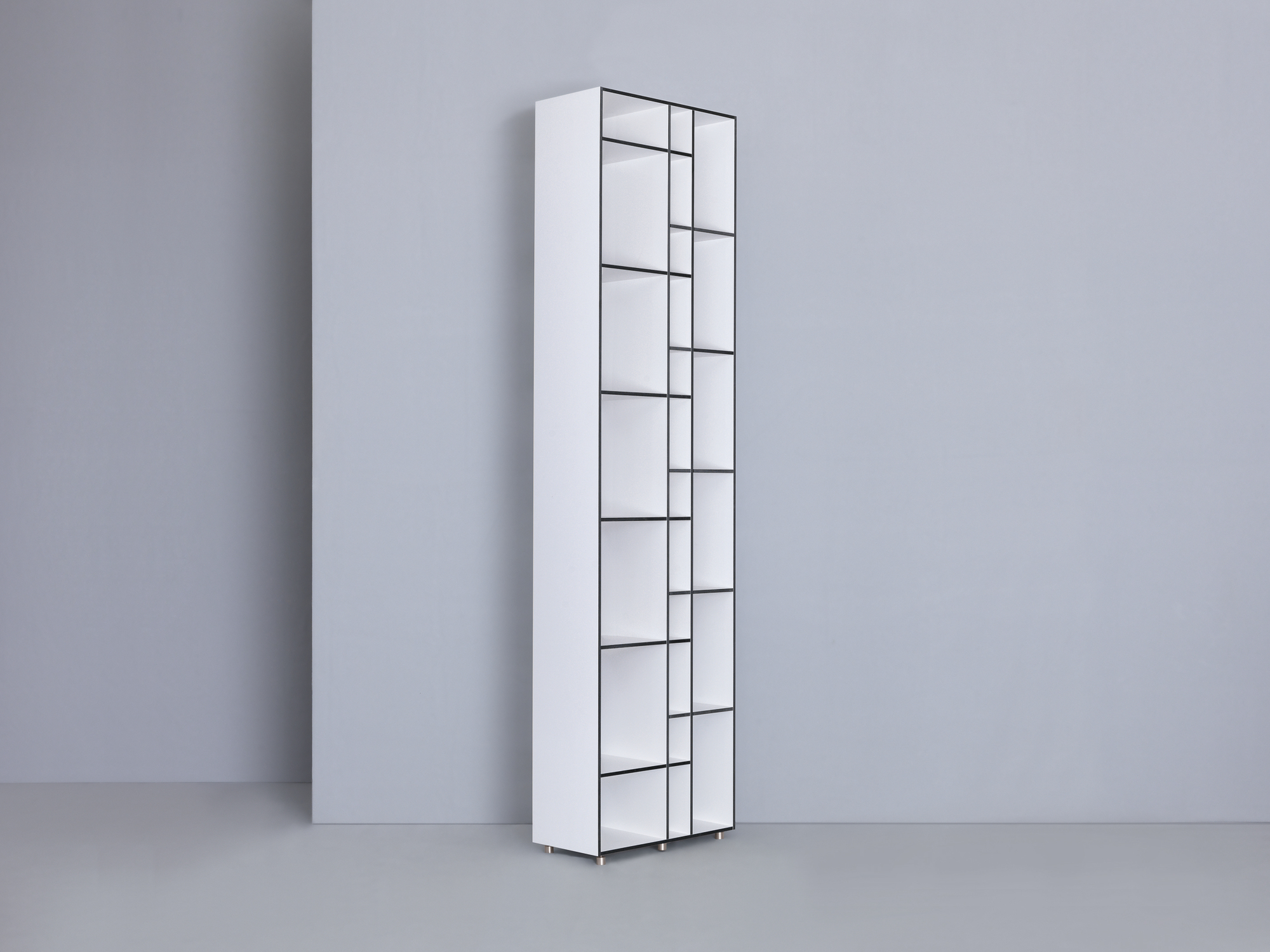 Weißes Code 1 Holzregal aus MDF mit schwarzen Akzenten vor grauem Hintergrund.