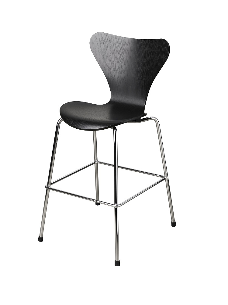 Schwarzer Series 7 Junior Kinderhochstuhl von Fritz Hansen mit verchromtem Gestell, freigestellt auf weißem Hintergrund.
