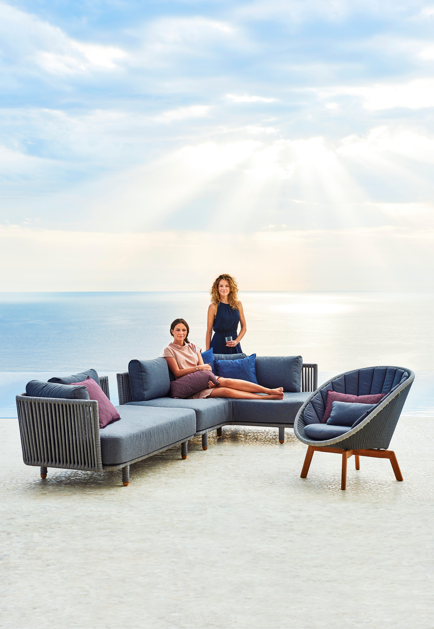 Peacock Loungesessel: Schwarzer Outdoor Sessel von Cane-Line mit Aluminiumbeinen für Garten und Terrasse.