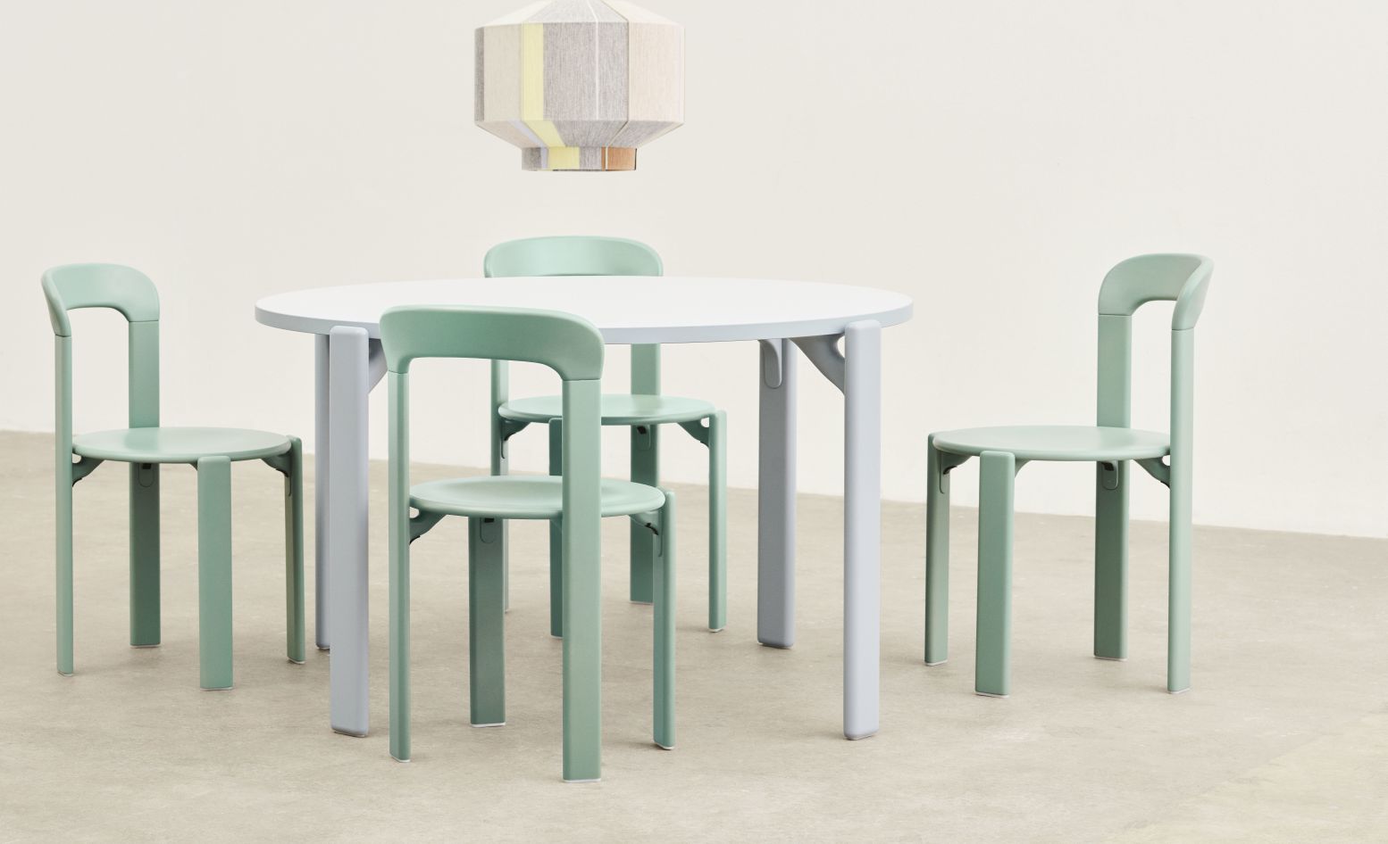 Heller Raum mit Esstisch und vier mintgrünen Rey Chair Stühlen von Hay.