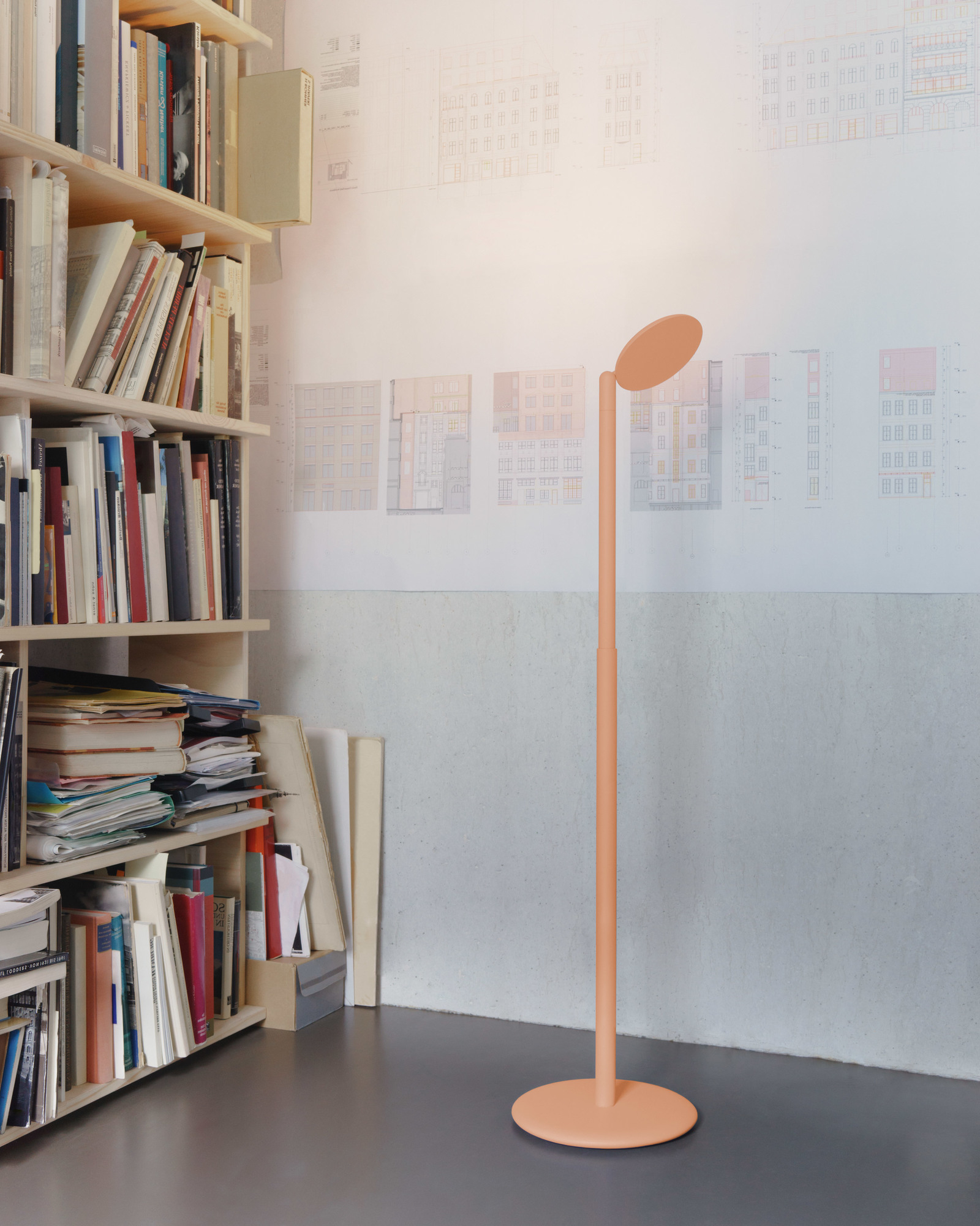 Graue Parrot Stehleuchte im Raum, modernes Design, indirektes Licht, minimalistische Bodenleuchte für Wohnzimmer.