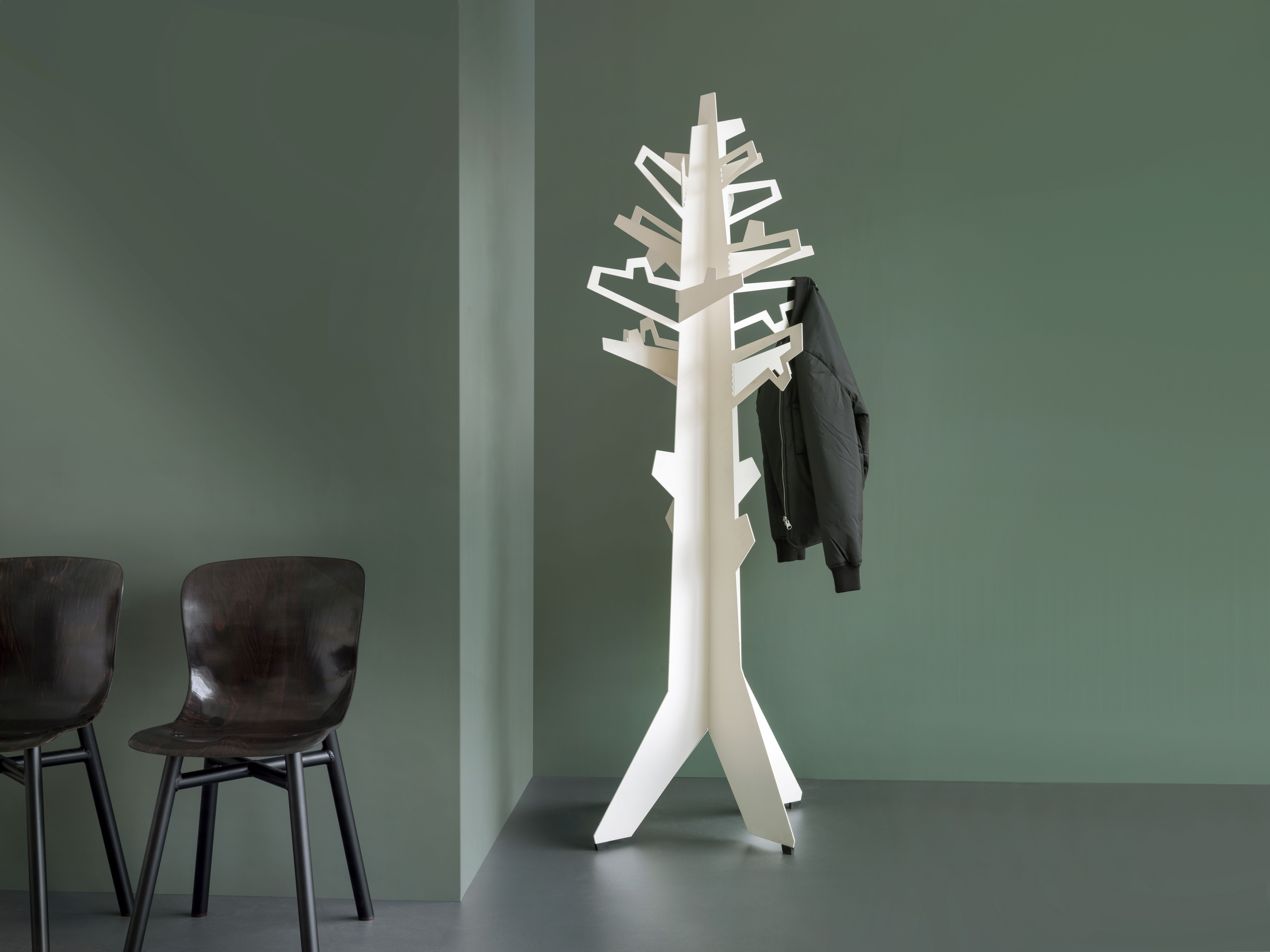 Weißer "Forest for the Trees" Kleiderständer von vanEsch mit Jacke, modernes Design.