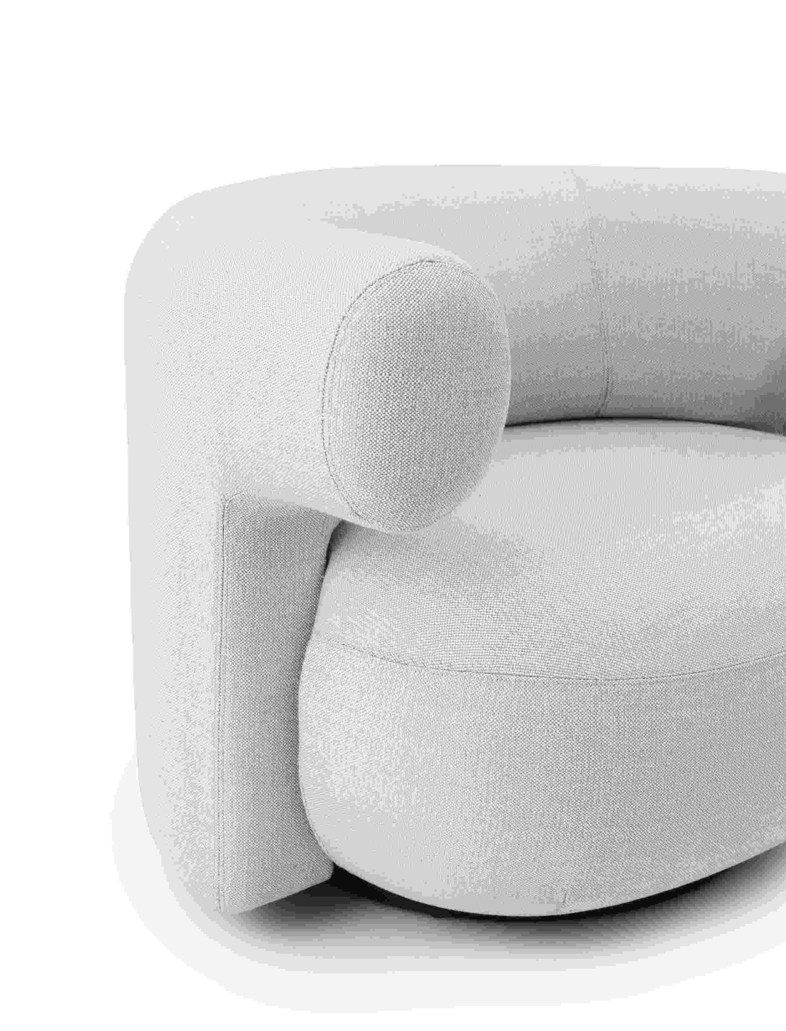 Detailaufnahme vom hellgrauen Burra Lounge Chair Sessel mit Drehfunktion von Normann Copenhagen für den Außenbereich.