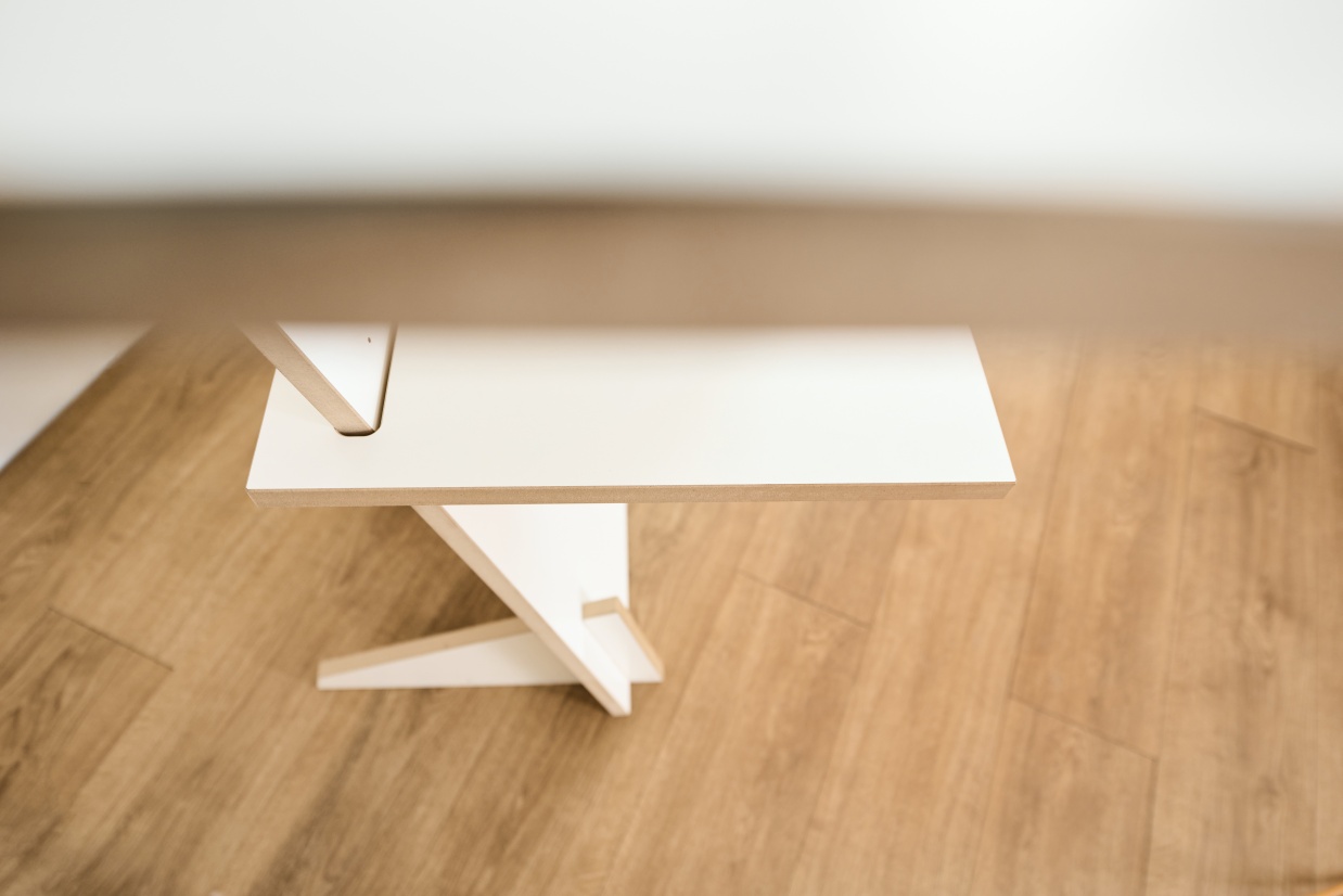 Detailaufnahme des weißen Tojo Pult Stehpults mit minimalistischem Design auf hellem Holzboden.