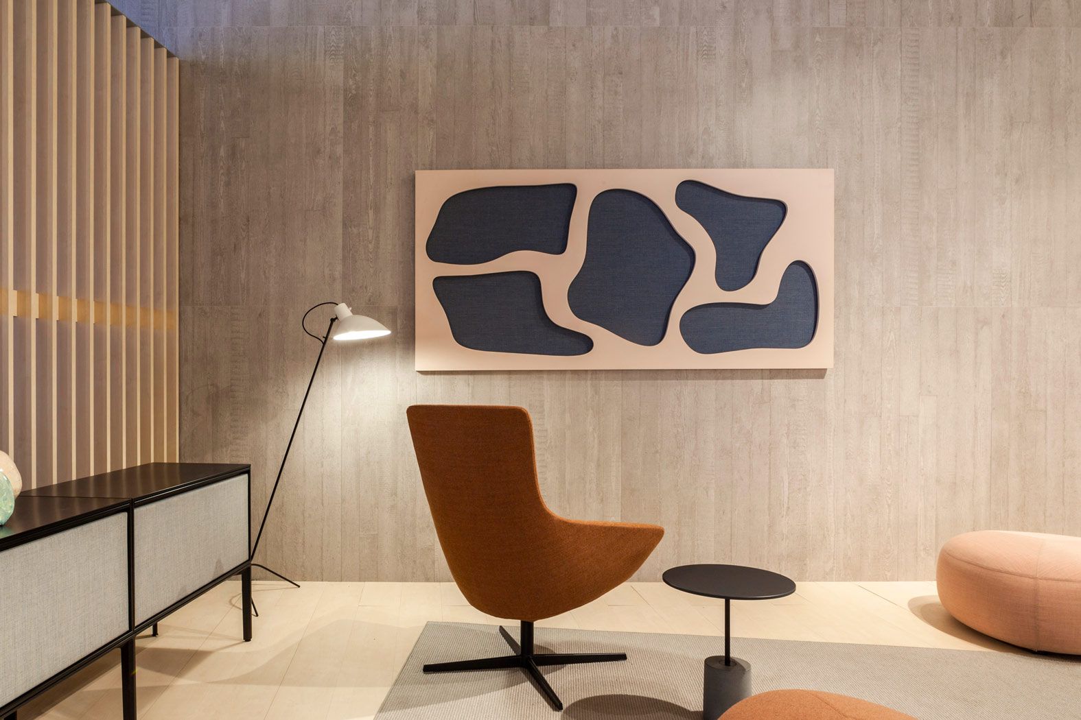 Nahaufnahme des Wing Tip S281 Lounge Sessels La Palma in modernem Wohnzimmer mit Beistelltisch.