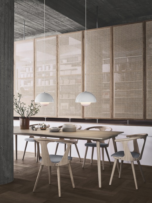 AndTradition In Between Armchair SK2 mit Sitzpolster am Esstisch, Holzstuhl Design.