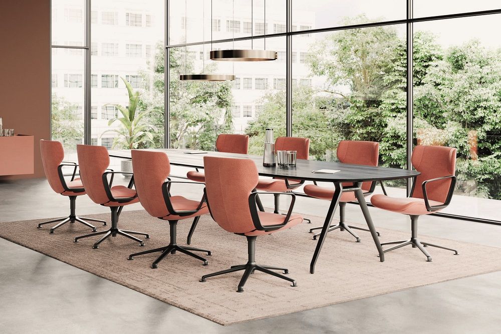 Wilkhahn Intra 295/6 Konferenzsessel in Orange um einen dunklen Konferenztisch in modernem Büro.