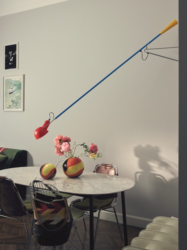 Nahaufnahme der Flos 265 Chromatica Wandleuchte in einem modernen Esszimmer.