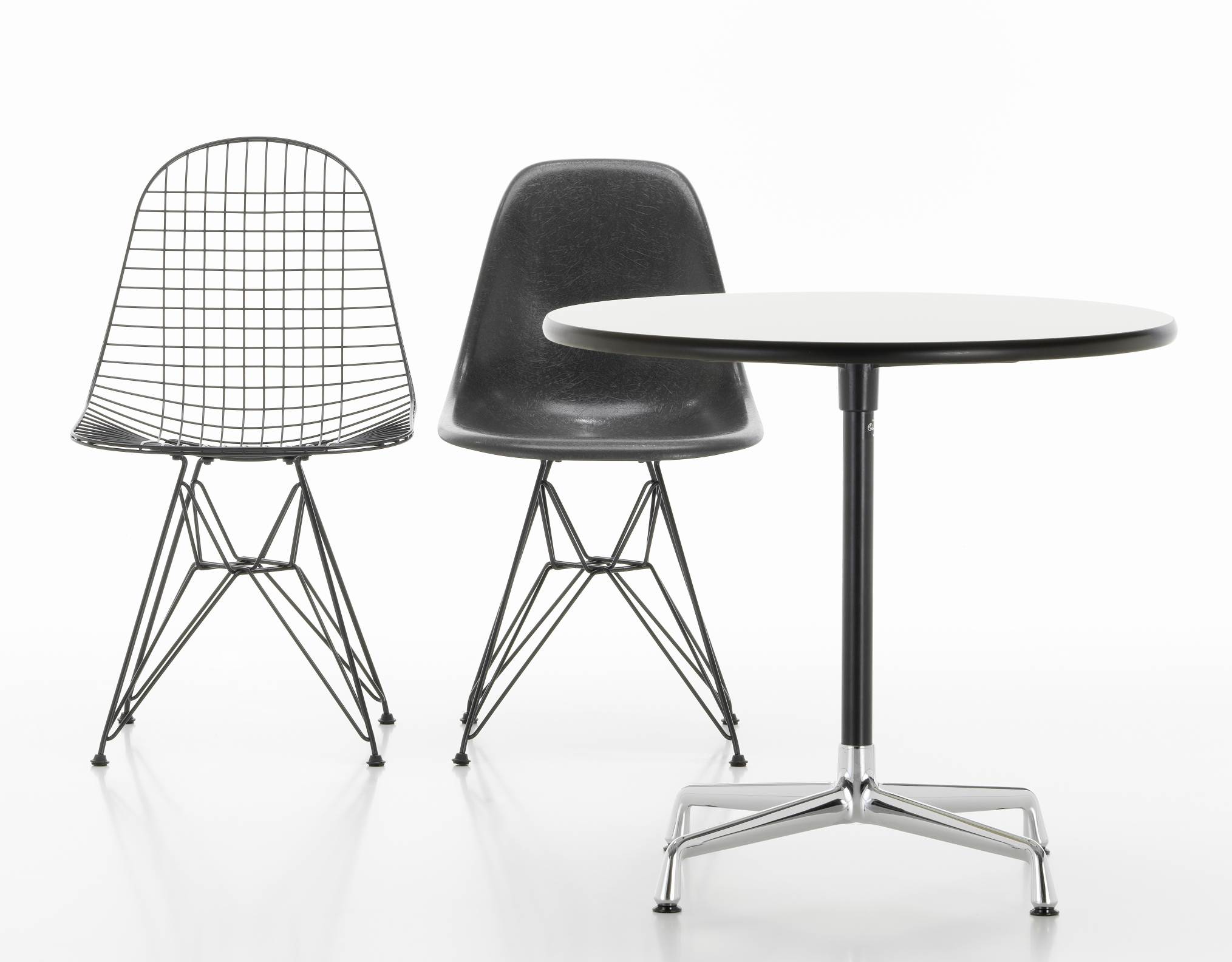 Eames Contract Table von Vitra, runder Tisch mit Stühlen im minimalistischen Design für Büro und Zuhause.