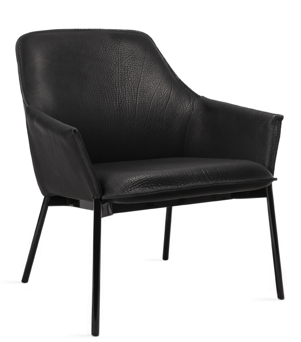 Schwarzer Grace Lounge Chair Low von Freifrau Manufaktur mit Lederbezug und filigranem Metallgestell.