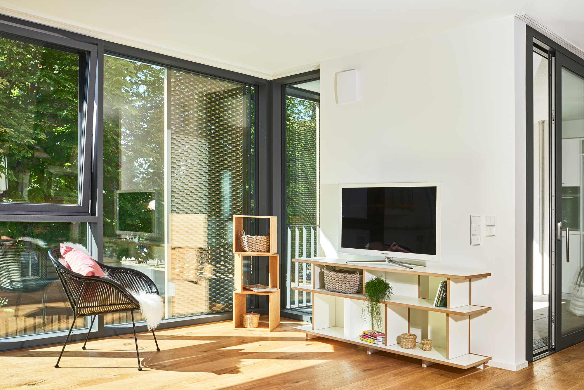 Helles Wohnzimmer mit niedrigem Tojo Regal Anbaumodul und TV-Möbel, modernes Wohnen.