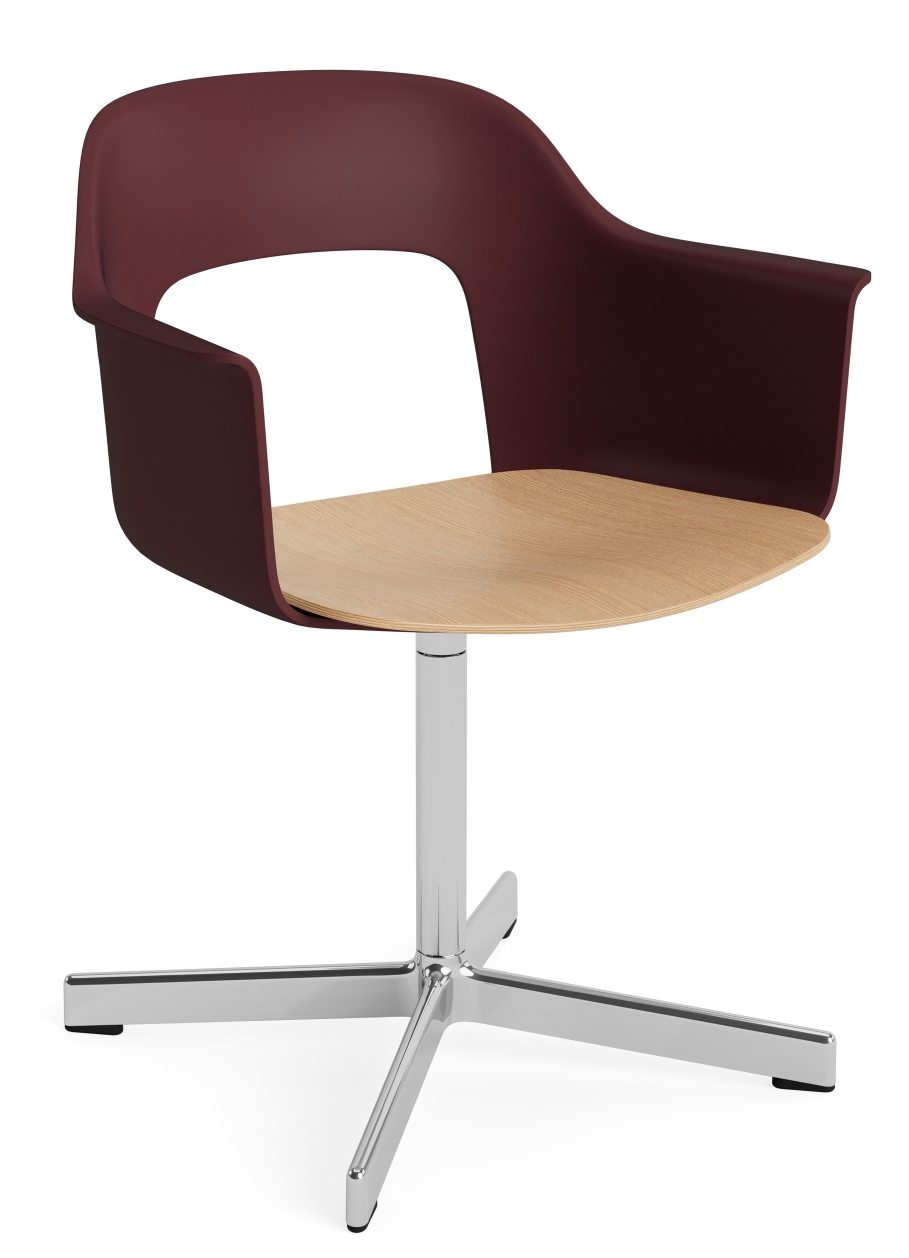 Layout Armchair 232 von Hay: Burgunderroter Armlehnstuhl mit Holz-Sitzfläche und verchromtem Drehfuß für modernes Wohnen.