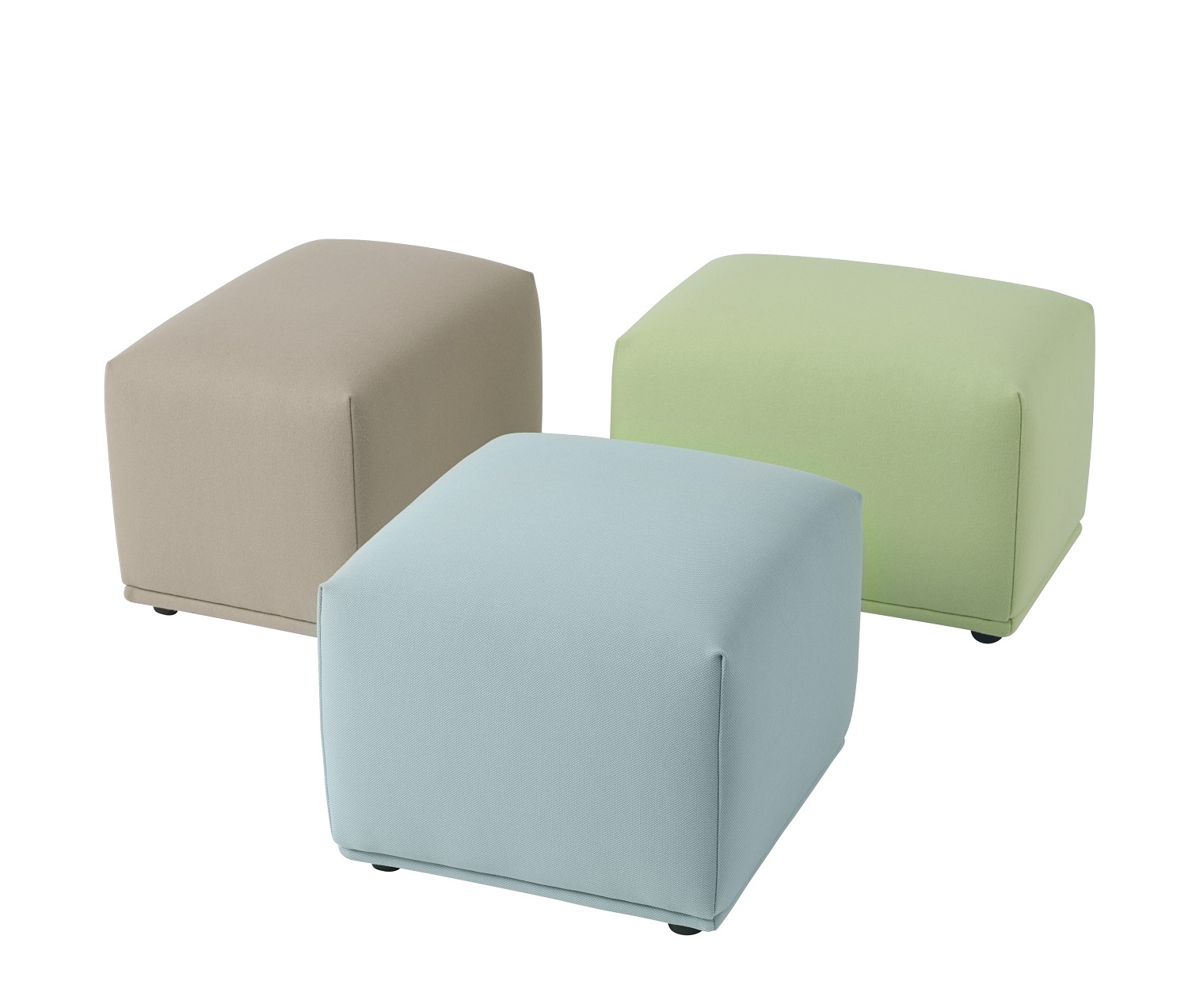 Drei farbige, gepolsterte Echo Pouf Hocker von Muuto, ideal als Sitzhocker oder Fußhocker.