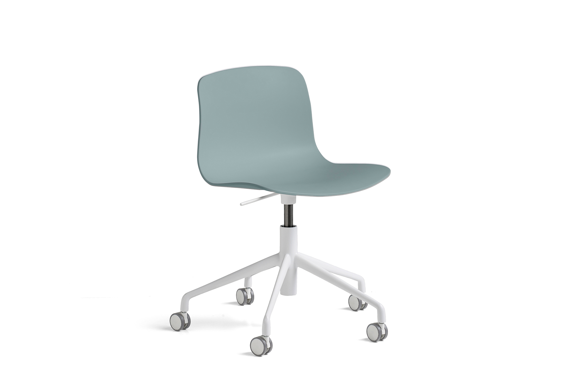 Heller, mintfarbener About a Chair AAC 50 Drehstuhl von Hay mit weißem Fußkreuz und Rollen.