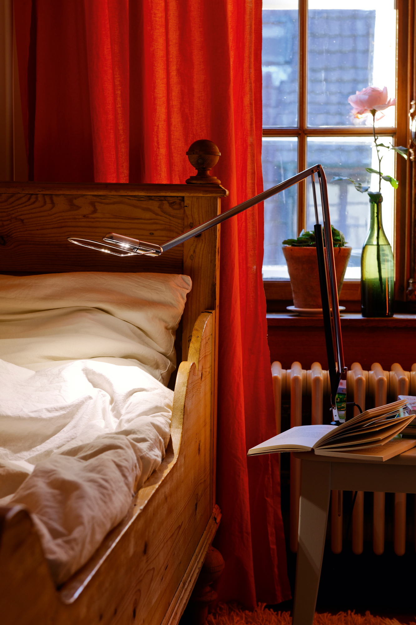 Liftolino LED Tischleuchte in Schwarz neben Bett, dimmbar, für Schlafzimmer oder Nachttisch.