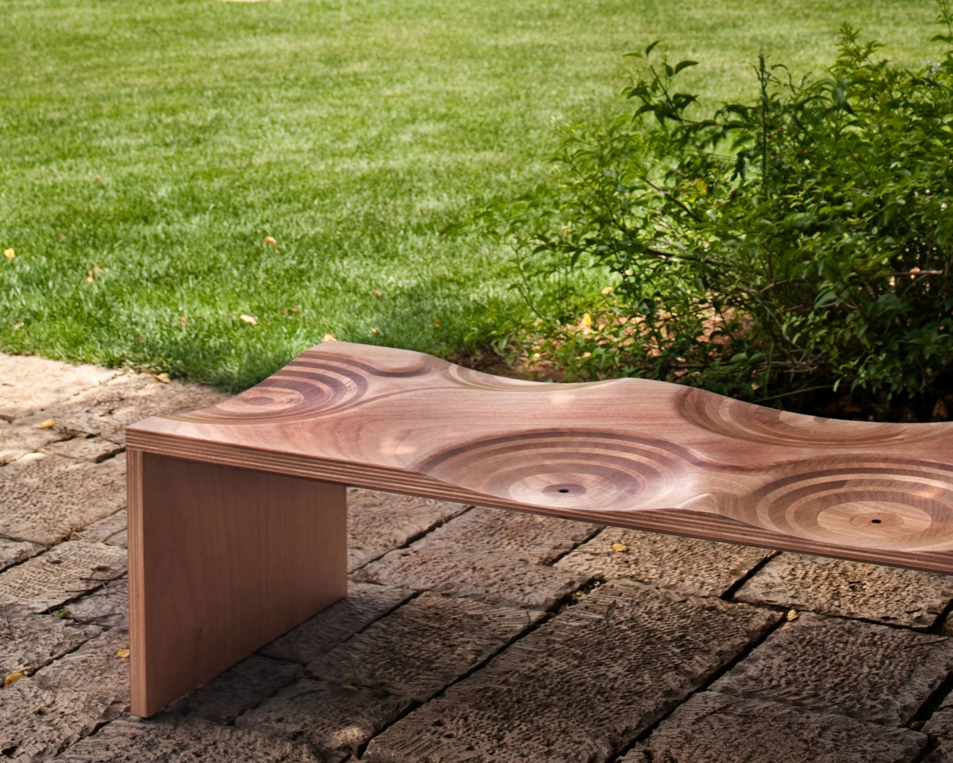 Ripples Bank von Casamania Horm für den Außenbereich aus Holz mit Wellenmuster.