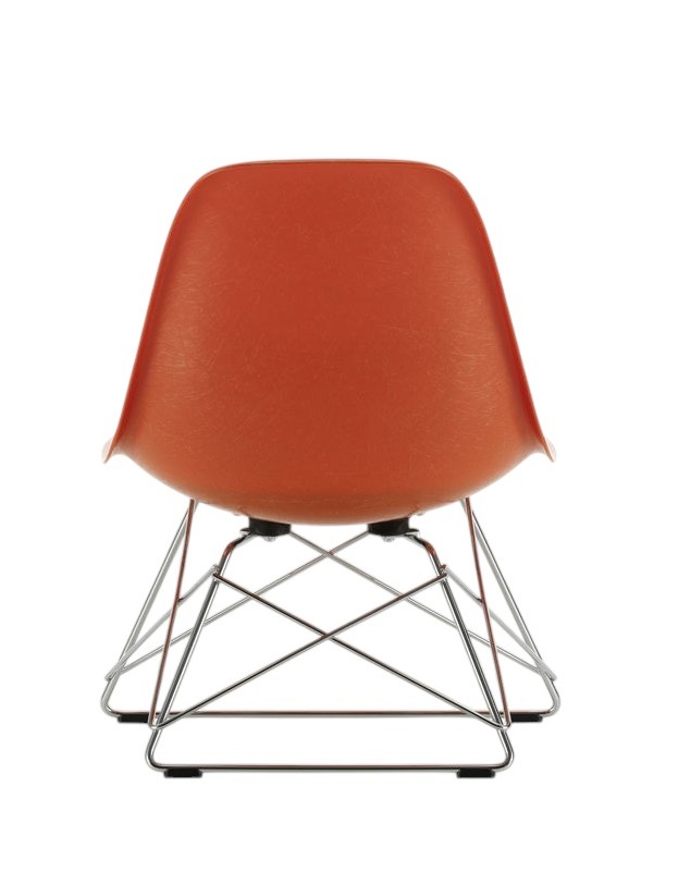 Rückansicht des orangefarbenen Eames Fiberglass Chair LSR Stuhls von Vitra mit verchromtem Kufengestell.