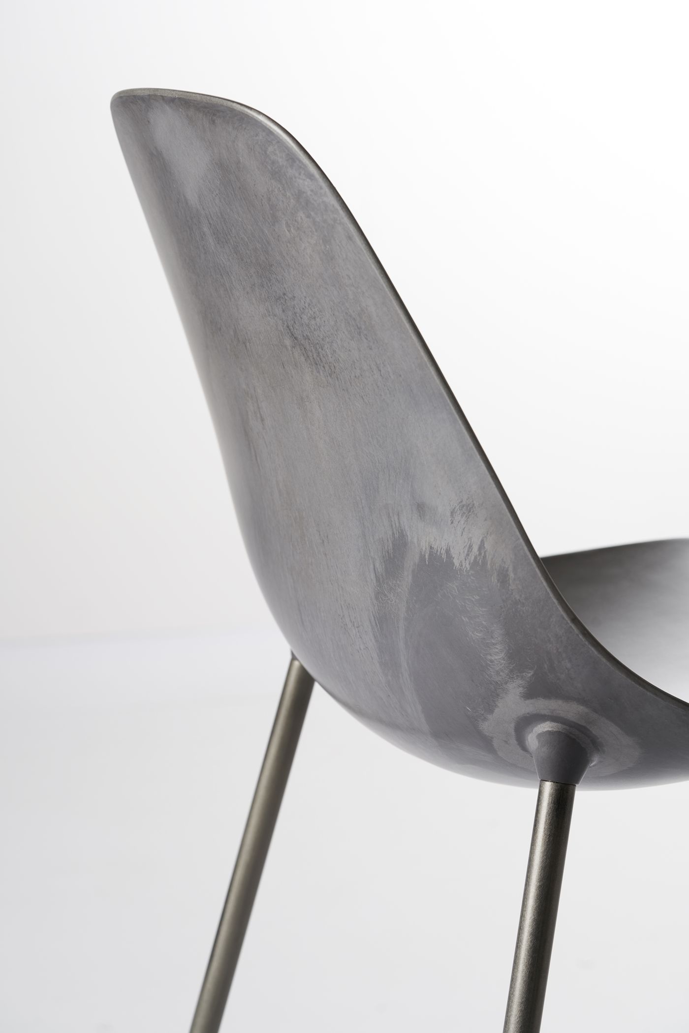 Detailaufnahme des Mammamia Stuhls von Opinion Ciatti: Grauer Metallstuhl mit filigranen Beinen.