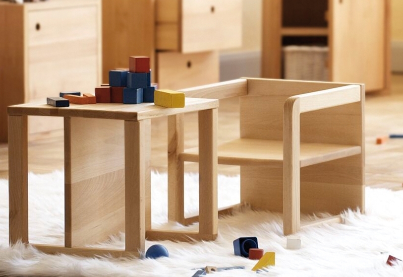 Hugo Kindersessel und Kindertisch aus Holz von Jan Kurtz mit bunten Bauklötzen.
